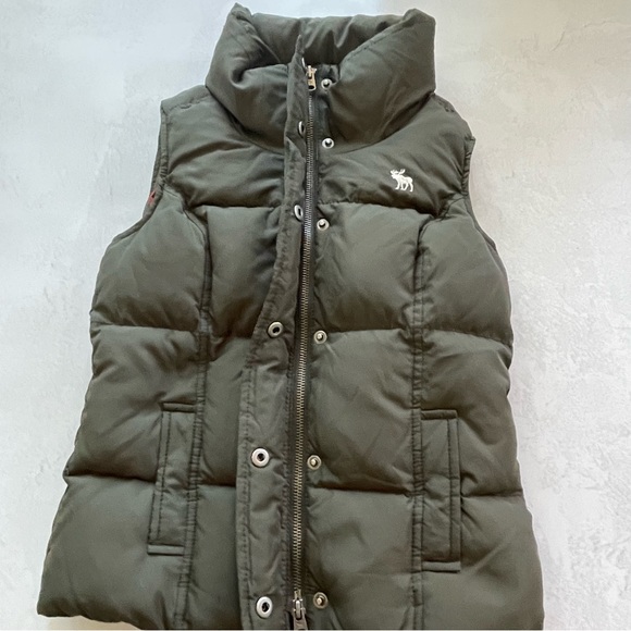 Lot of 2 : Abercrombie Puffer Vest and Chloe & Cyrus Sweater, Size M - Picture 3 of 13